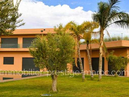 Tres belle villa d'architecte a la campagne.